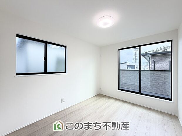 【洋室】お子様のお昼寝にも便利な洋室です。大きな窓から暖かな日差しが差し込みます♪