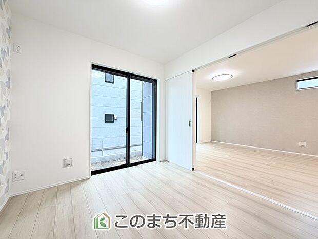 【洋室】お子様のお昼寝にも便利な洋室です。大きな窓から暖かな日差しが差し込みます♪