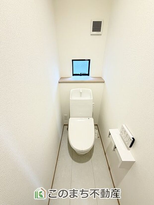 【トイレ】小窓から換気ができて清潔なトイレスペース☆