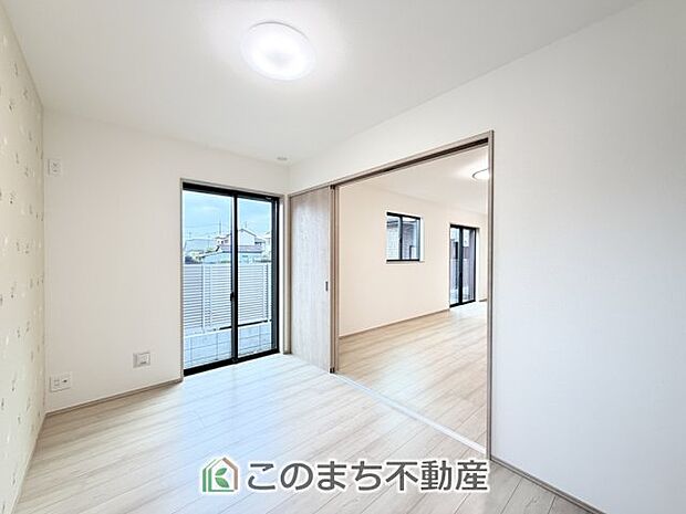 【洋室】お子様のお昼寝にも便利な洋室です。大きな窓から暖かな日差しが差し込みます♪