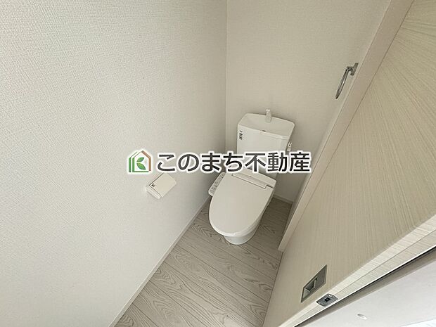 【トイレ】同社施工物件の写真です。※建具やフローリング、その他仕様が違う場合がございます。