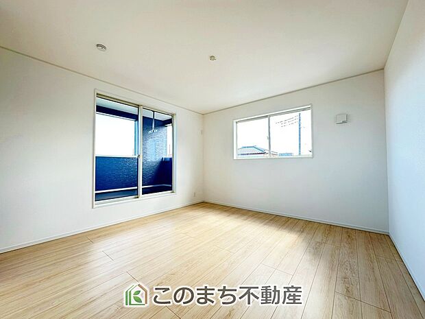 【洋室】採光も確保されたお部屋です。大きいベッドを置いても余裕のあるゆとり空間。 
