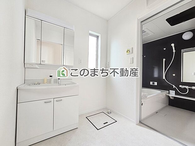 【洗面】同社施工物件の写真です。※建具やフローリング、その他仕様が違う場合がございます。シャンプードレッサーで朝の身支度♪伸びるホースでお掃除も簡単清潔です!
