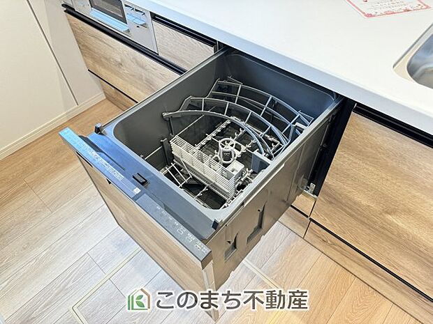 【キッチン】あったらいいなの代表的な設備である食洗機。ビルトイン型なので、おさまりもよく、使い勝手も良好です。料理をするのは好きだけど、後片付けは苦手な方に重宝します。洗う手間がないので、時間を有効に使えますね。