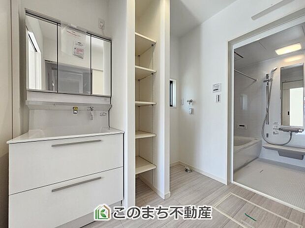 【洗面】同社施工物件の写真です。※建具やフローリング、その他仕様が違う場合がございます。シャンプードレッサーで朝の身支度♪伸びるホースでお掃除も簡単清潔です!