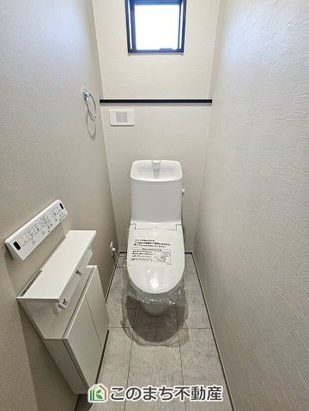 【トイレ】小窓から換気ができて清潔なトイレスペース☆