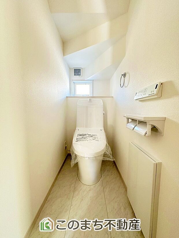 【トイレ】小窓から換気ができて清潔なトイレスペース☆温水洗浄便座搭載です！ 