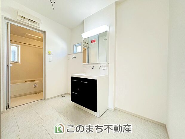 【独立洗面台】脱衣所は広々としておりますので、お子様のお着替えもストレスなくできます！ 