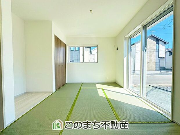 【和室】お子様のお昼寝にも便利な和室です。大きな窓から暖かな日差しが差し込みます♪ 