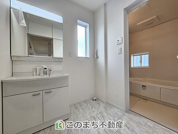 【洗面】同社施工物件の写真です。※建具やフローリング、その他仕様が違う場合がございます。シャンプードレッサーで朝の身支度♪伸びるホースでお掃除も簡単清潔です！