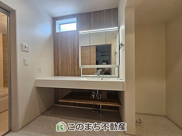 【洗面】同社施工物件の写真です。※建具やフローリング、その他仕様が違う場合がございます。シャンプードレッサーで朝の身支度♪伸びるホースでお掃除も簡単清潔です！