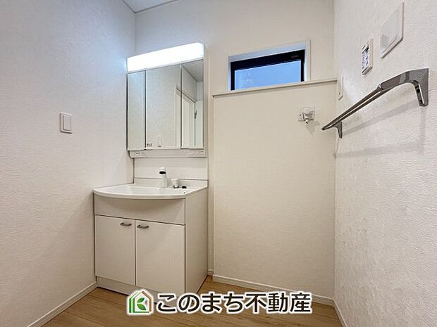 【洗面】シャンプードレッサーで朝の身支度♪伸びるホースでお掃除も簡単清潔です!