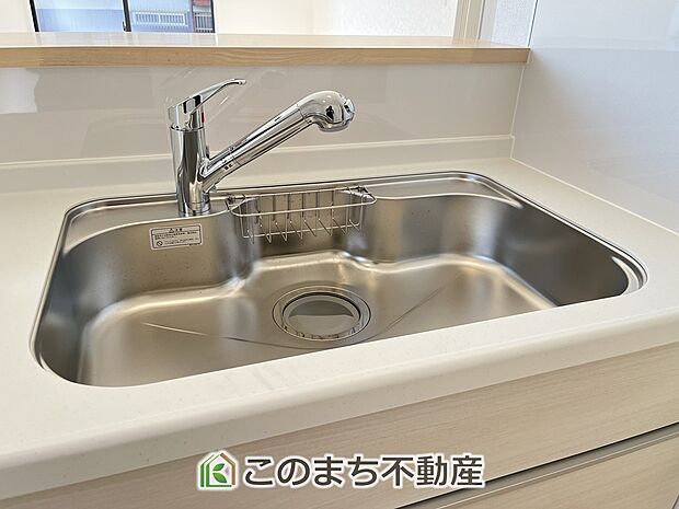 【キッチン】ビルトイン型浄水器を内蔵したキッチン水栓。お米を研いだり、野菜を洗ったりするときなど用途に応じてワンタッチで浄水に切り替えが可能です。カートリッジ式なので、フィルターを簡単に交換する事が出来ます。