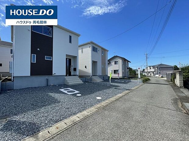 【2号棟お庭】2号棟。前面道路は見通しが良く、落ち着いた住宅街の環境です。建物前には砂利敷きの駐車スペースを確保し、車の出し入れもスムーズ。明るく開放的な敷地です。