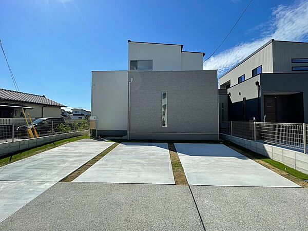 【1号地完成予想図】
無駄を削ぎ落とした端正なフォルムと、落ち着いた色彩が調和するファサードデザイン。時を重ねても愛され続けるデザインです♪