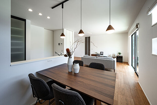 【2号地】【NATURAL MODERN STYLE】シックな深い色味の風合いが、リラックスさせてくれる人気のスタイル。※写真は当社施工例です。家具の色味や種類は異なる場合がございます。