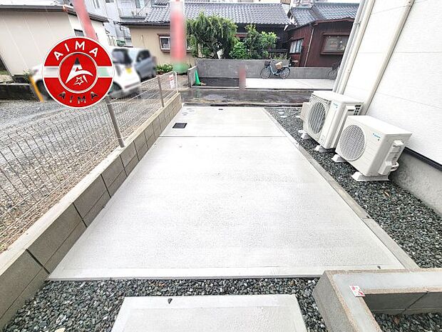 【外観】広々した駐車場です。