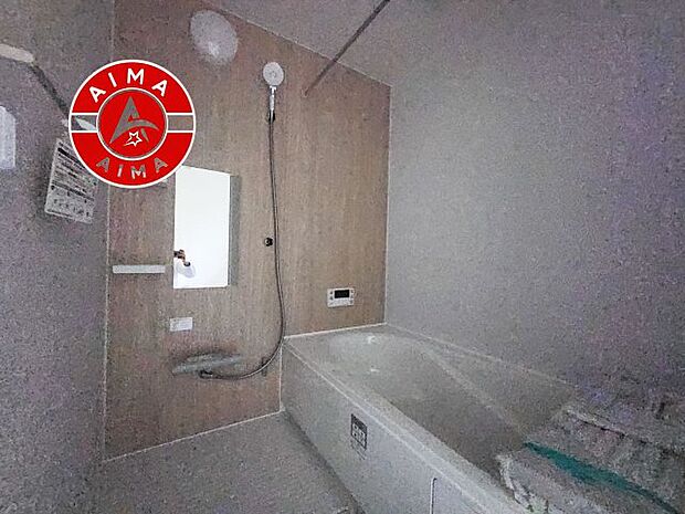 【風呂】1日の疲れを癒してくれる広々バスルーム。雨の日のお洗濯にも大活躍な浴室乾燥機付です!