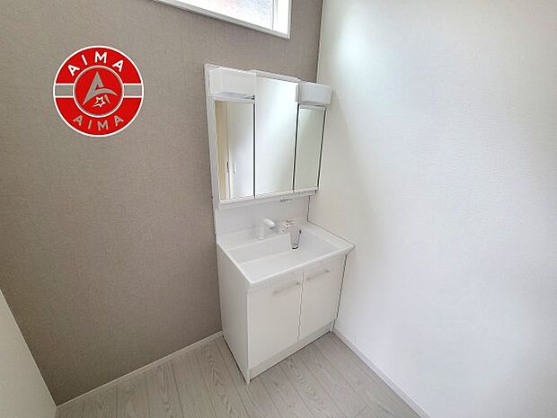 【独立洗面台】毎日使うものだから清潔な空間を保ちたい水回り。洗面にはそんな願いを解消させてくれる収納アイデアが満載です。三面鏡の裏側にはキャビネットが現れ小物から背の高い物まで収納できます。