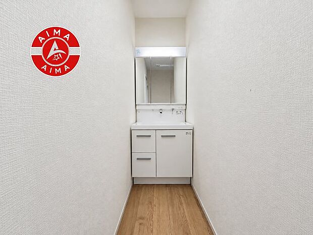【独立洗面台】毎日使うものだから清潔な空間を保ちたい水回り。洗面にはそんな願いを解消させてくれる収納アイデアが満載です。三面鏡の裏側にはキャビネットが現れ小物から背の高い物まで収納できます。