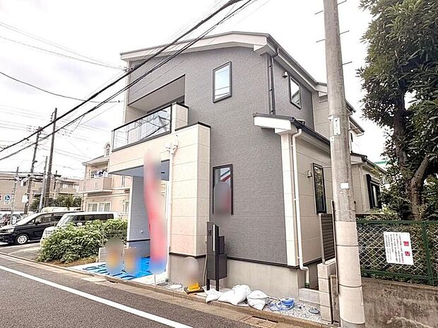 洗練されたモダンな外観が目を引く住まいです。広々とした駐車スペースも確保されており、お子様との外出もスムーズ。家族の笑顔が映える、明るい未来を育む邸宅です。