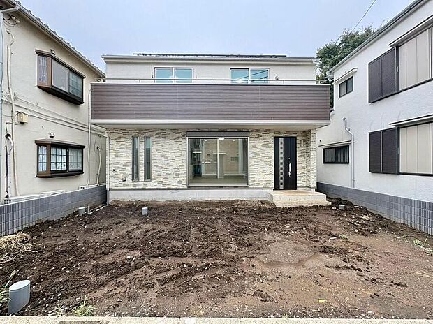 光と風を採り入れる設計が魅力の新築戸建て。落ち着いた色合いの外壁と、開放的なバルコニーが特徴です。家族の成長を見守る、安心で快適な住まいがここにあります。