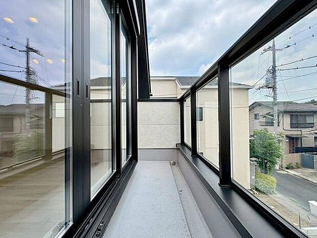 【バルコニー】ここに住まわれる人にだけに許された専用の広々したバルコニー。めまぐるしく過ぎ行く日々の中でゆったりとした休息と癒しを提供してくれる居住者のプライベート空間があります。