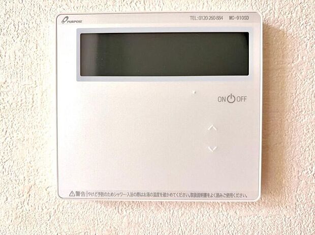 【給湯リモコン】浴槽への湯はりもボタンひとつで完了。温度設定もかんたんで、忙しい毎日でもスムーズにバスタイムの準備ができます。