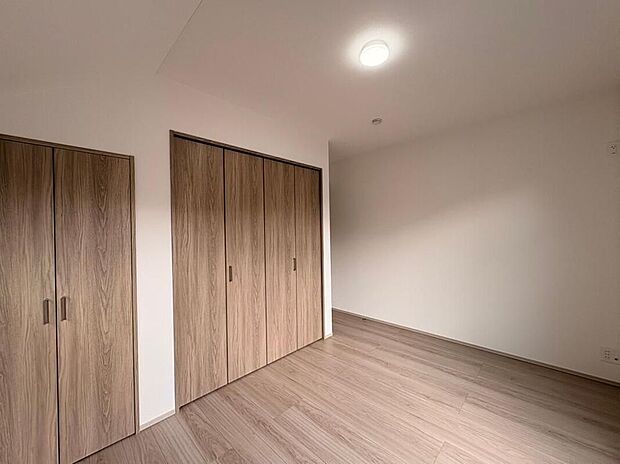 【リビング以外の居室】居室にはクローゼットを完備し、自由度の高い家具の配置が叶うシンプルな空間です。お子様の成長と共に必要になる子供部屋にぴったりの間取りですね。