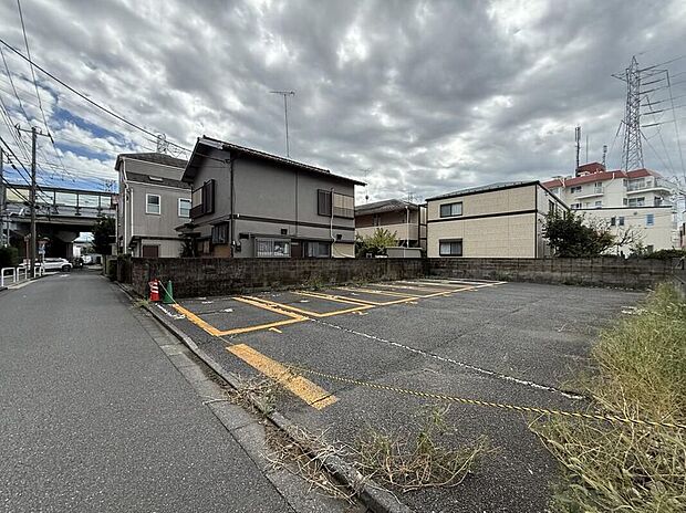 【現地外観写真】暮らしのステージを彩り、心のやすらぎと満足感を与えてくれます。通風と採光を考慮した設計は地域の鼓動を感じ、お寛ぎ頂くことが可能。採光や夜空の輝きが癒しの時間を演出。