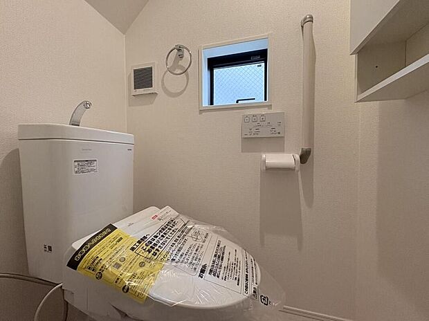 【トイレ】新しいウォシュレット付きの清潔なトイレは、手洗い器で節水も可能。窓からの採光と手すりも備わり、家族みんなが快適に利用できます。