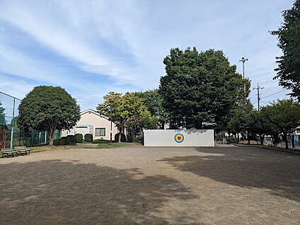日新町公園 240m(徒歩3分)