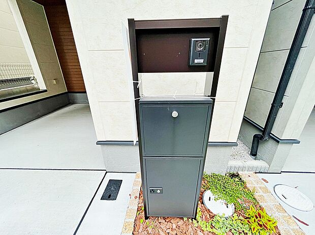 【【宅配ボックス】】デザイン性と機能性を両立した宅配ボックス付きのスタイリッシュな門柱です。
