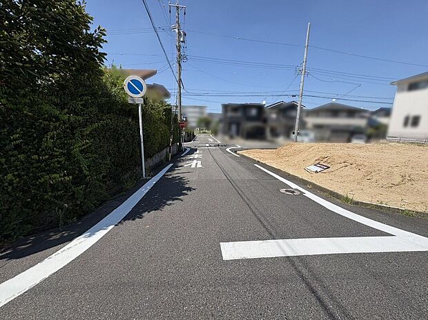 前面道路西側公道幅員約5.9m(2026年7月撮影)