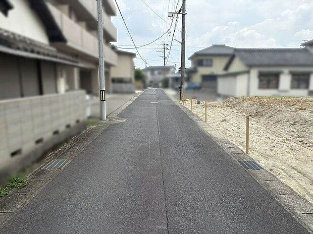 前面道路北西側公道幅員約4.8m(2026年7月撮影)