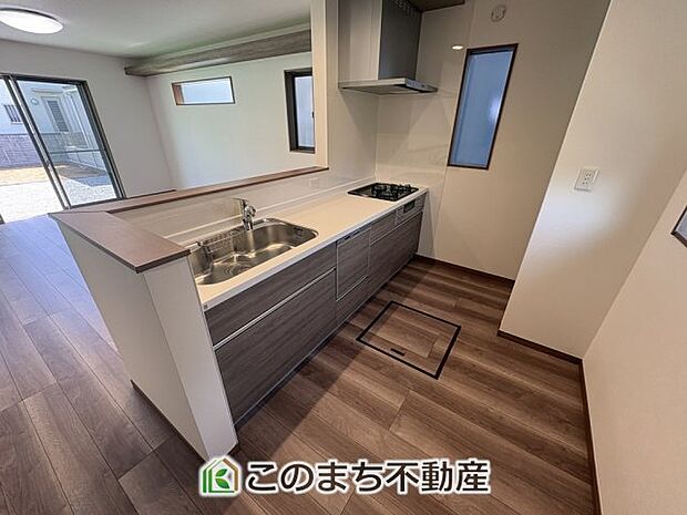 同社施工例※クロスや建具その他仕様が異なる場合がございます 人気の対面式キッチン☆料理をしながらご家族とコミュニケーションが取れます♪