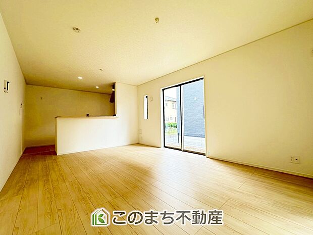 窓が多く明るいリビングスペース☆ご家族の団らんを明るい日差しがが照らします☆