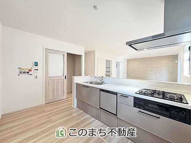 同社施工物件写真。※建具やフローリング、その他仕様が異なる場合がございます。