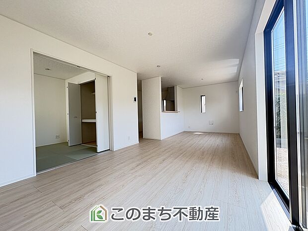 窓が多く明るいリビングスペース☆ご家族の団らんを明るい日差しがが照らします☆