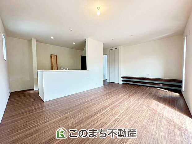 窓が多く明るいリビングスペース☆ご家族の団らんを明るい日差しがが照らします☆