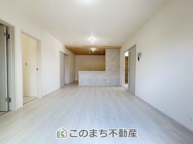 南向きで明るいリビングスペース☆ご家族の団らんを明るい日差しがが照らします☆