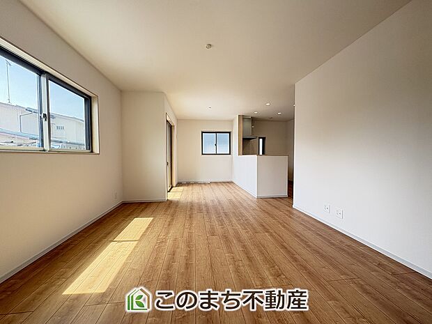 窓が多く明るい大きなリビング☆