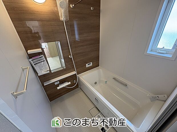 足を延ばしてゆったり入浴できる一坪タイプの大きなお風呂☆