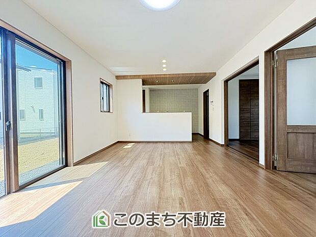 窓が多く明るいリビング☆ご家族の団らんをたくさんの日差しがが照らします☆