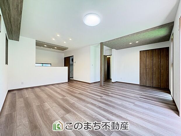 梁や柱がモダンな印象のリビング☆窓が多くご家族の団らんを明るい日差しがが照らします☆