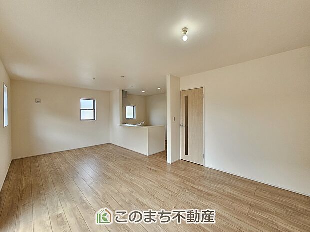 窓が多く明るいリビングスペース☆ご家族の団らんを明るい日差しがが照らします☆