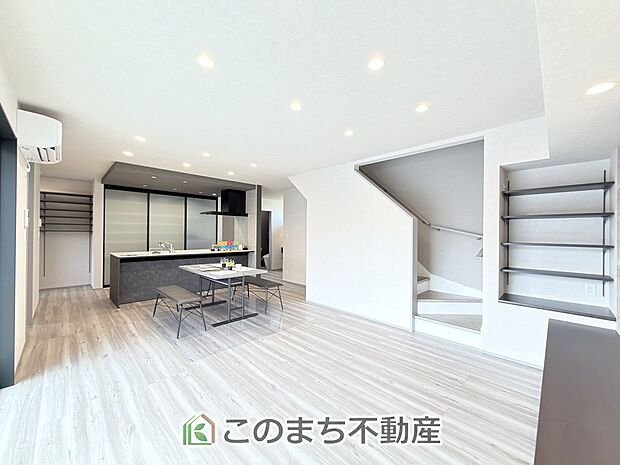 窓が多く明るいリビングスペース☆ご家族の団らんを明るい日差しがが照らします☆