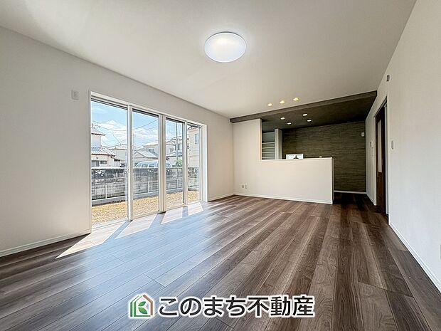窓が多く明るいリビングスペース☆ご家族の団らんを明るい日差しがが照らします☆