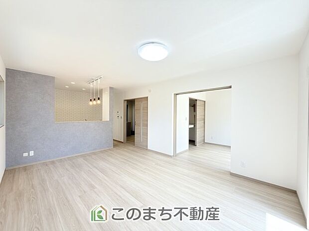 窓が多く明るいリビング☆ご家族の団らんをたくさんの日差しがが照らします☆