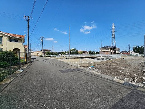 前面道路も広くお車の出し入れもスムーズに行えます☆